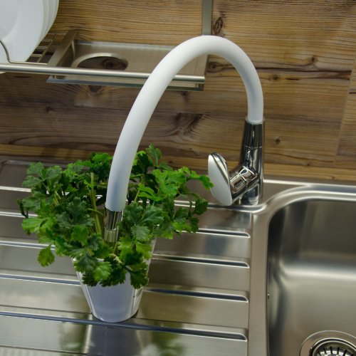 RAV SLEZAK Смеситель для кухни AMUR с поворотным и гибким изливом, аэратор с поворотом на душ (хром/белый)